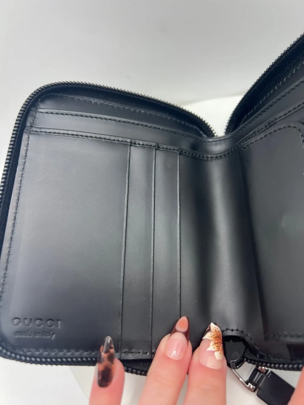 7050. Authentic Gucci Black Leather Zip Wallet with Glossy Logo. Made in Italy. - Picture 12 of 16